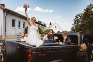 Hochzeitsauto - Kirche - Brautpaar - Brautstrauss