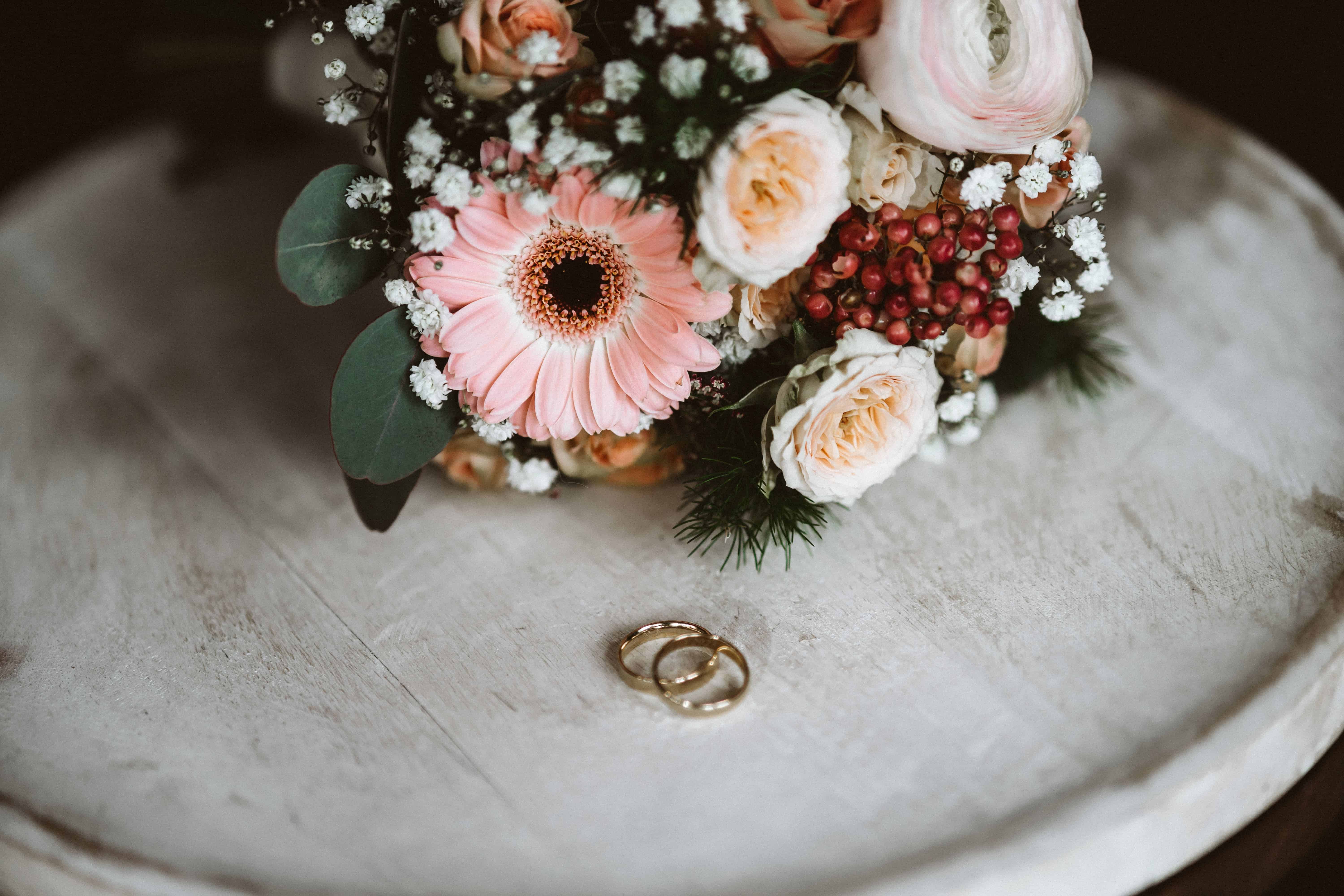 Eheringe Brautstrauß Hochzeitsfotograf Nicolas Schraff