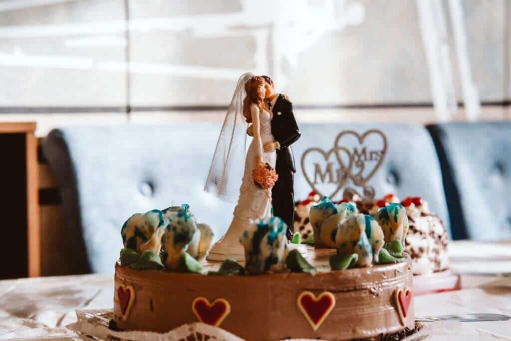 Hochzeitstorte mit Brautpaarfiguren
