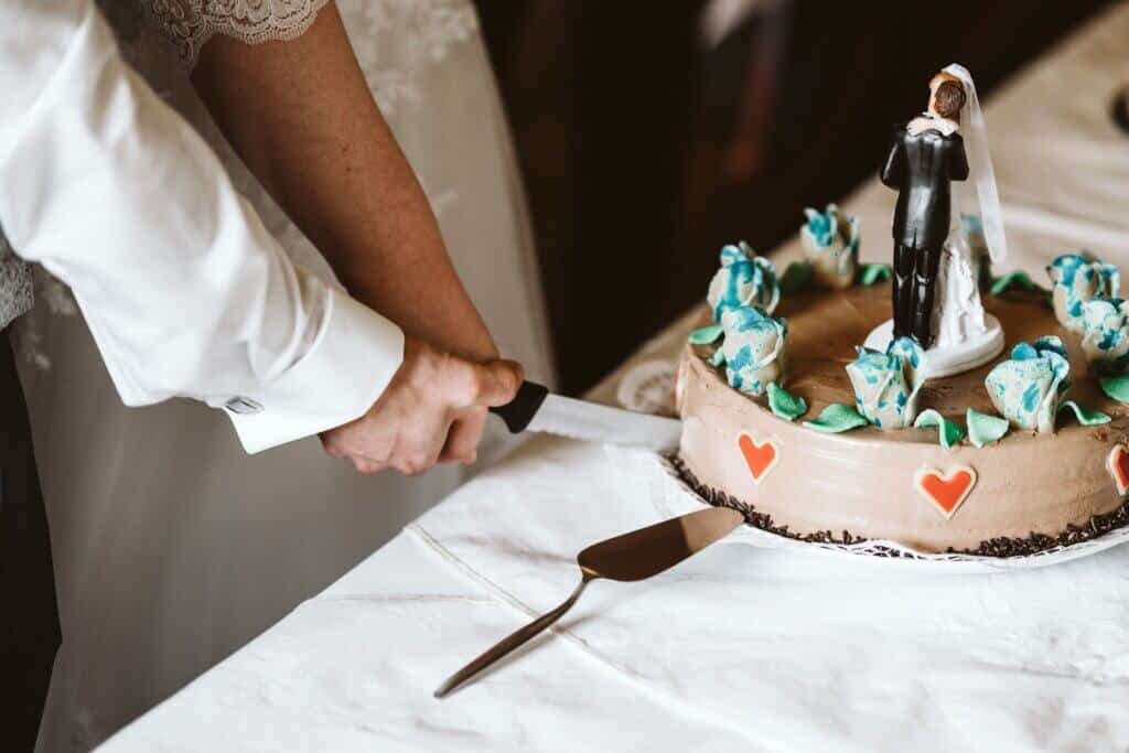 Hochzeitstorte anschneiden