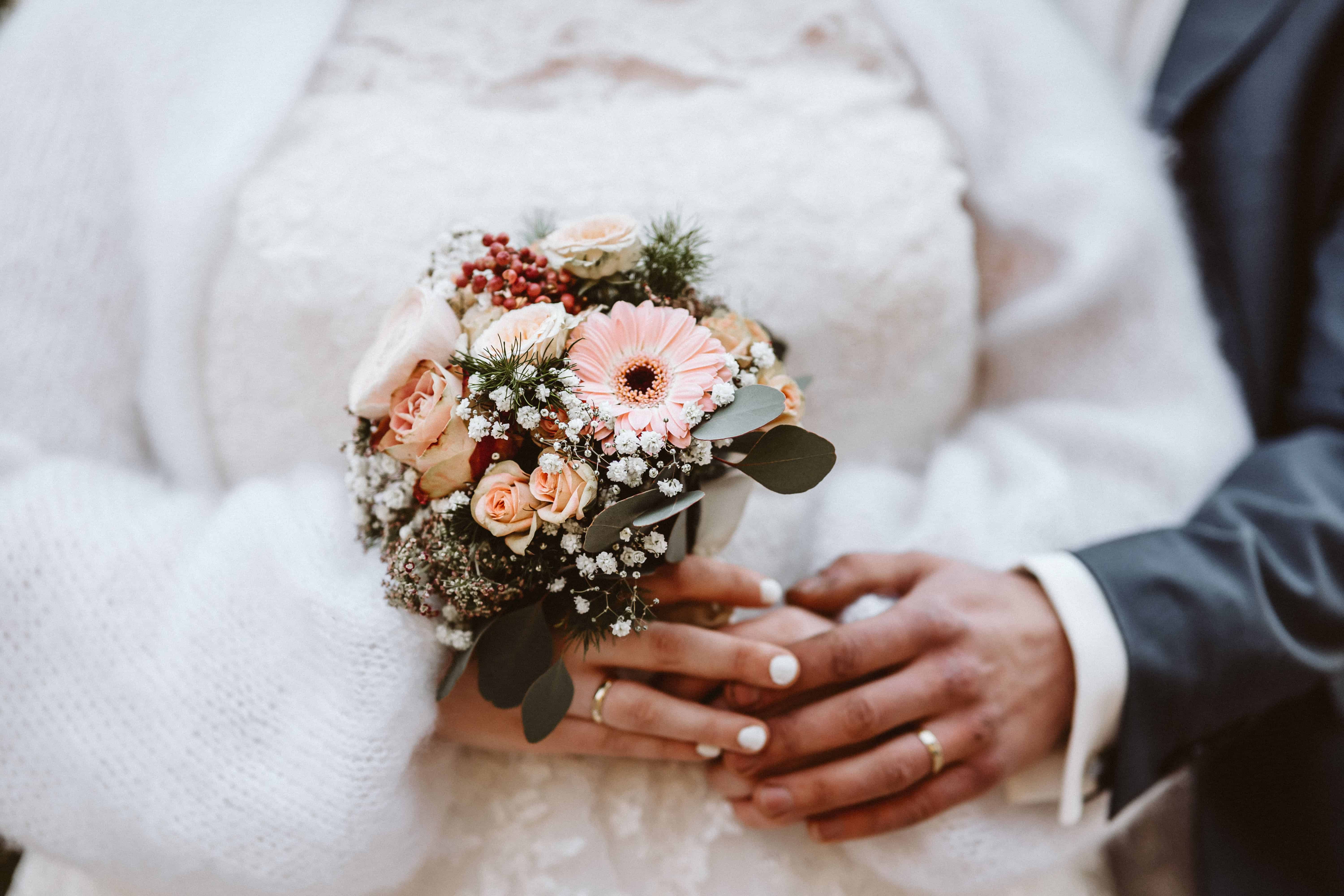 Brautkleid Brautstrauß Ehering Detailbild Nicolas Schraff Hochzeitsfotograf