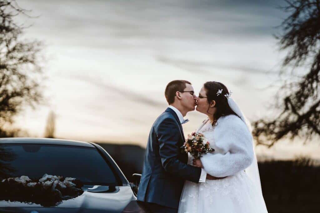 Auto Hochzeit Brautpaar Sonnenuntergang