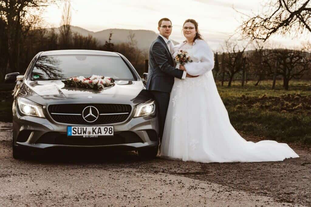 Auto Hochzeit Brautpaar Sonnenuntergang