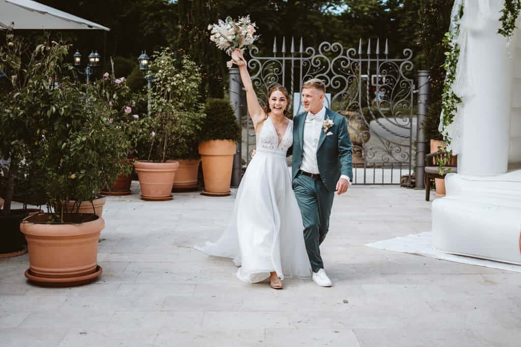 Brautpaar - Jubel - freie Trauung - Brautstrauß