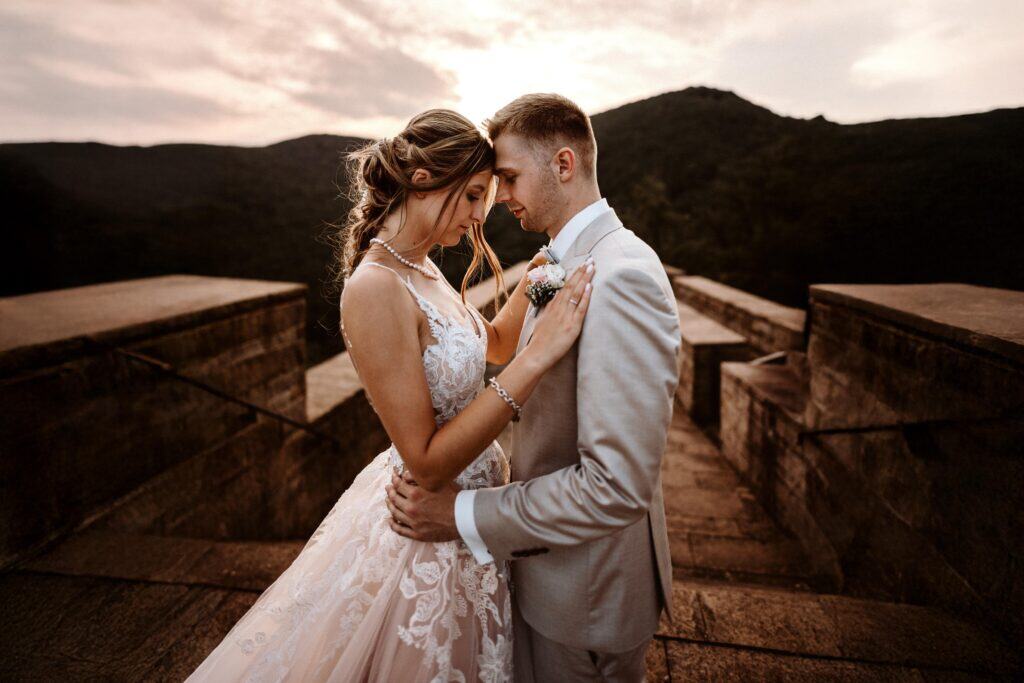 Brautpaar bei Sonnenuntergang auf dem Hambacher Schloss bei Ihrer Hochzeit. Sunset shooting