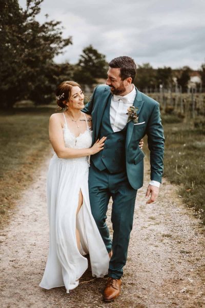 ein Brautpaar in den Weinbergen an ihrem Hochzeitstag in Deidesheim in der Pfalz